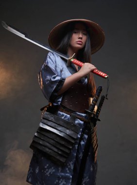 Katana 'lı Japon samuray tarzında çekici bir kadın.