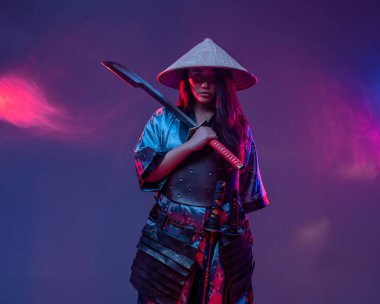 Katana ile gelecekten gelen Japon kadın katili