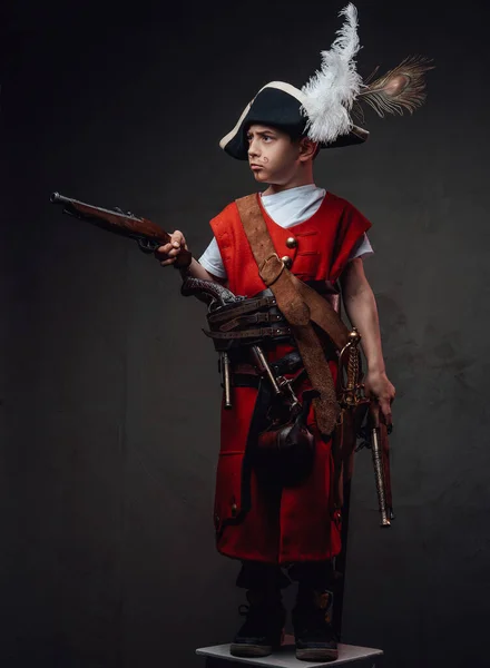 Oldalnézet lövés fiú visel karnevál corsair ruházat — Stock Fotó