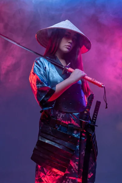 Mulher samurai em estilo cyberpunk com katana — Fotografia de Stock