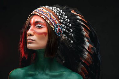 Makyajlı ve tüylü şapkalı bir kadının yan görüntüsü