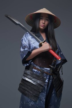 Omzunda katana tutan dişi samuray.