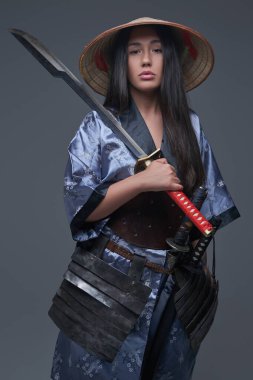 Samuray kılıcı ve şapkası olan Japon bir kadın katil.