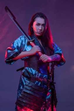 Doğudan katanalı bir kadın suikastçı.