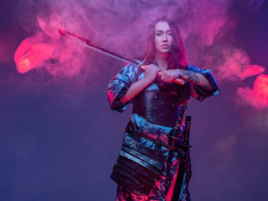 Dövmeli siber punk kadın, çelik kılıçlı samuray.