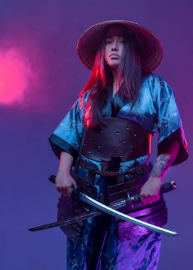 Samuray kılıçlarıyla siber punk tarzında Asyalı bir savaşçı.