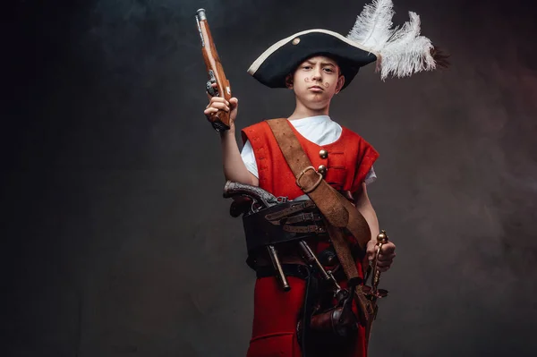 총 과 복장을 한 진지 한 꼬마 코사 아르 — 스톡 사진