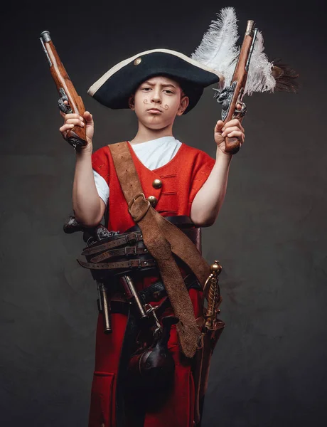 Criança vestida de pirata com armas — Fotografia de Stock