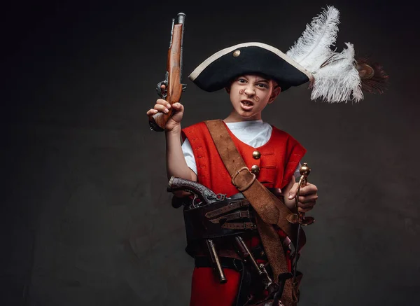 Arrabbiato piccolo pirata con pistola e cappello tricorno — Foto Stock