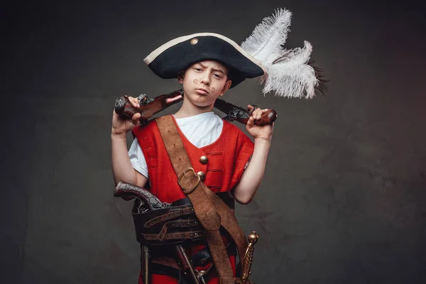 Ragazzo con viso serio e costume da corsaro di carnevale — Foto Stock