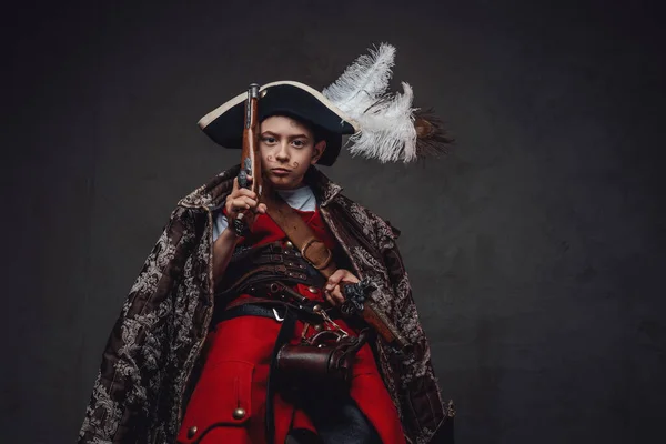 Criança irritada com jaqueta vestida em traje de pirata — Fotografia de Stock