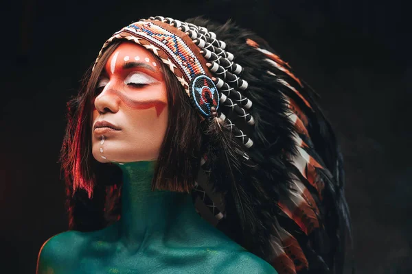 Mujer de ensueño con maquillaje usando ropa de cabeza india —  Fotos de Stock