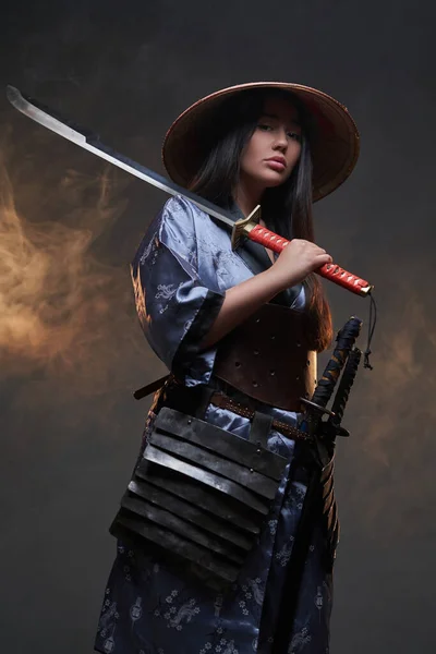 Hasır şapka ve kimono giyen Japon kadın dövüşçü. — Stok fotoğraf