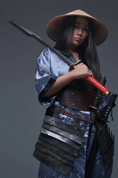 Guerriera donna orientale con spada samurai e kasa — Foto Stock