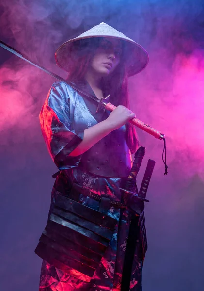 Kobieta samuraj w cyberpunkowym stylu z kataną — Zdjęcie stockowe