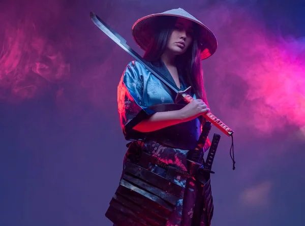 Samurai femenino futurista con espada dentro del estudio — Foto de Stock