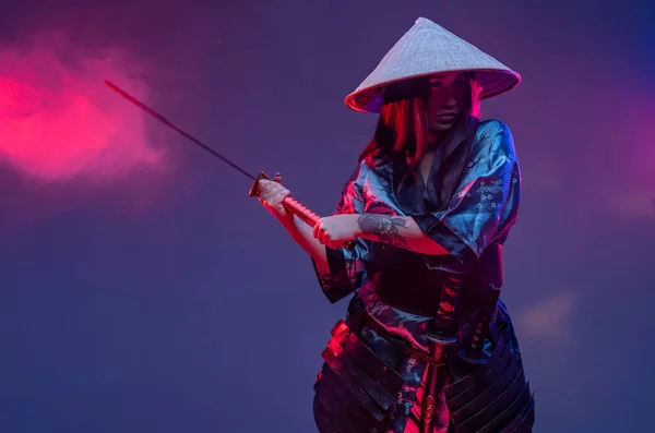 Samurai donna combattiva in stile cyberpunk con katana — Foto Stock