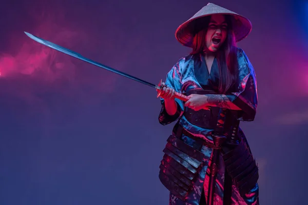 Urlando samurai donna in posa lotta con Katana — Foto Stock
