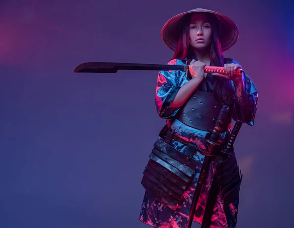 Katana ile siber punk tarzında zarif bir kadın samuray. — Stok fotoğraf
