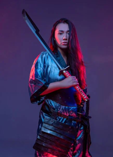 Mulher marcial com espada contra fundo colorido — Fotografia de Stock