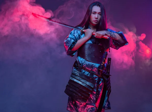 Tatuat cyberpunk femeie samurai cu sabie de oțel — Fotografie, imagine de stoc