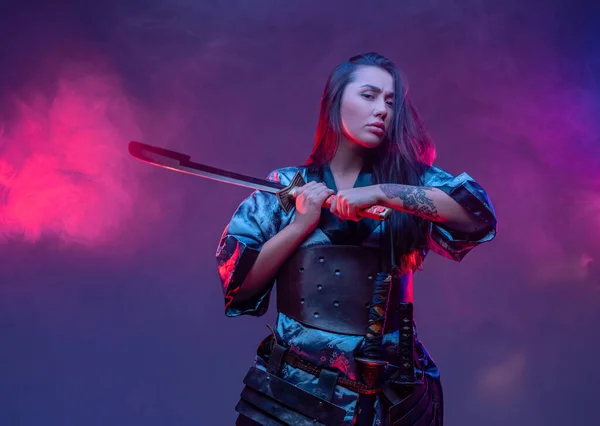 Oosterse vrouw krijger in cyberpunk stijl met zwaard — Stockfoto