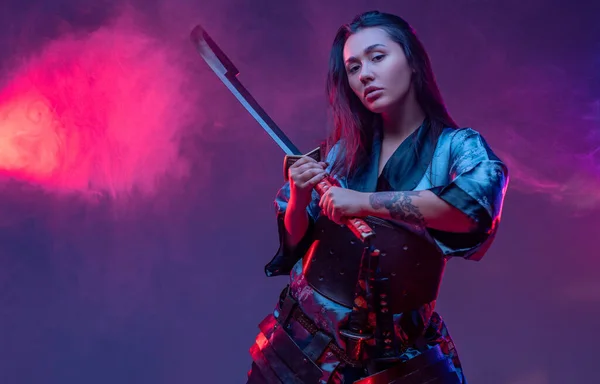 Mujer oriental guerrera en estilo cyberpunk con espada —  Fotos de Stock