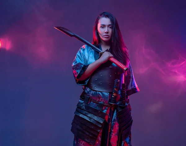 Woman dressed in samurai outfit with katana — Stock Photo, Image