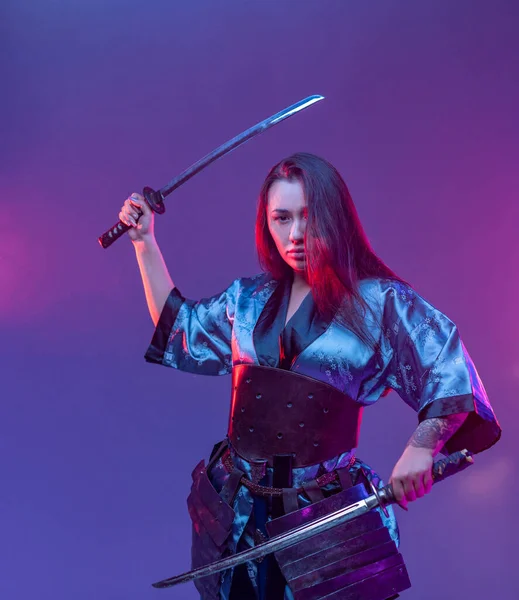 Guerriera femminile orientale con katana in posizione di combattimento — Foto Stock