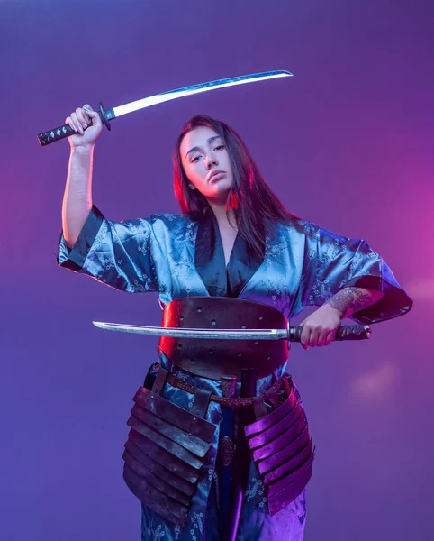 Eastern female warrior with katanas in fight stance — Stock Photo, Image