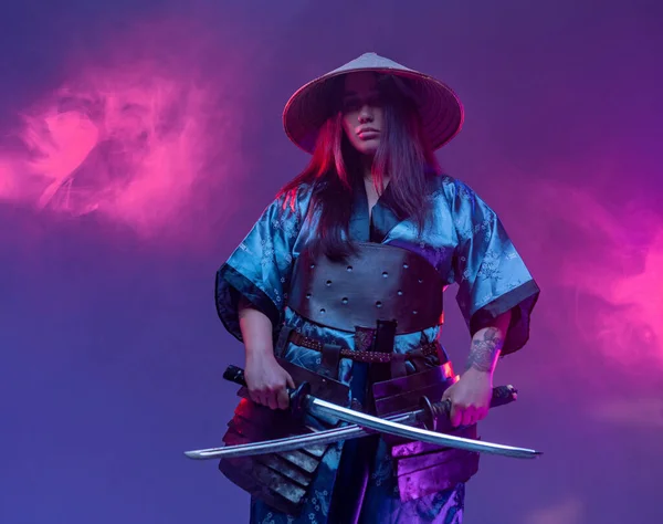 Futuristická samurajka s dvojitými katanami napříč — Stock fotografie