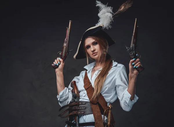 Corsaro donna che indossa camicia e cappello con pistole — Foto Stock