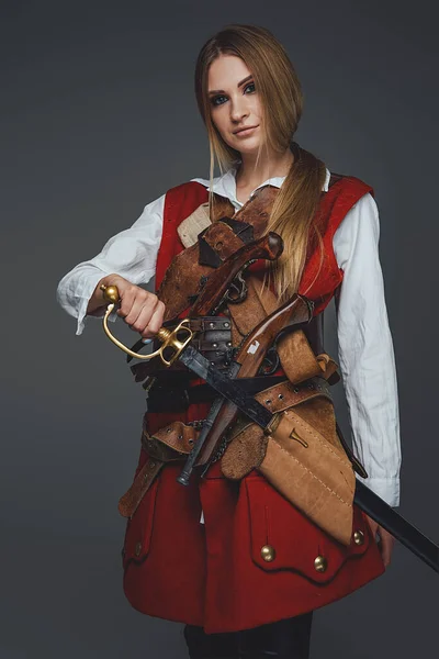 Mujer medieval bucanero con sable con abrigo rojo —  Fotos de Stock