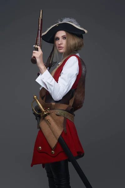 Estúdio vista lateral tiro de mulher pirata com pistola — Fotografia de Stock