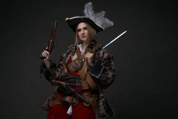 Modelo femenino vestido con ropa de corsario con pistola —  Fotos de Stock