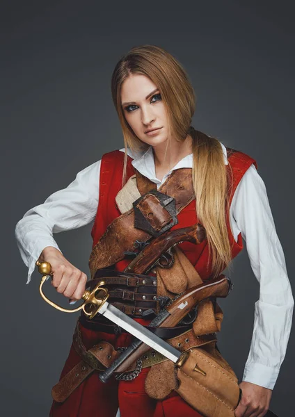Ortaçağ kadın korsanı, kırmızı paltolu kılıç kuşanmış. — Stok fotoğraf