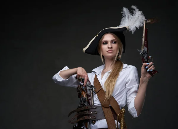 Mujer elegante corsario posando con pistolas en el interior del estudio —  Fotos de Stock