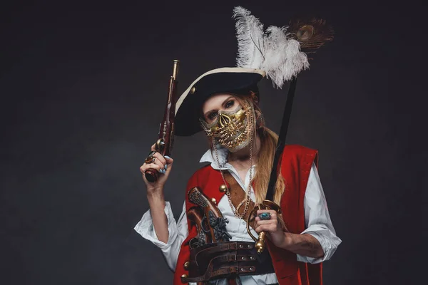 Gefährliche Seeräuberin mit goldener Maske und Hut — Stockfoto
