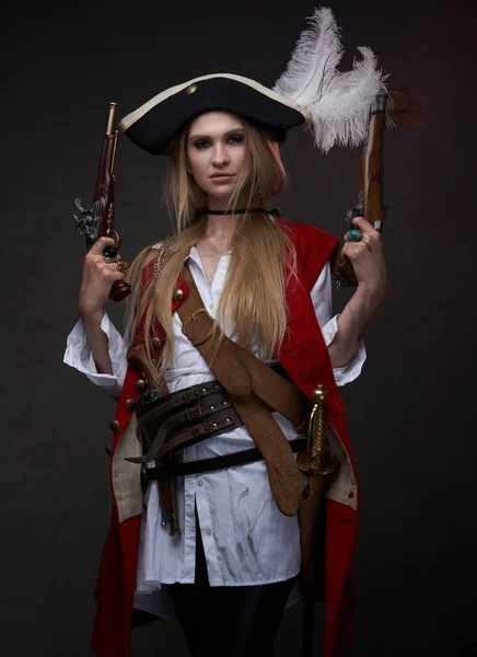 Mulher caribenha buccaneer com pistolas flintlock dupla — Fotografia de Stock