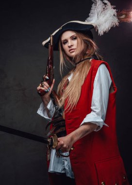 Kırmızı ceketli ve mısırlı Karayipli kadın korsan