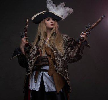 Siyah arka planda silahları olan sarışın bir korsan.