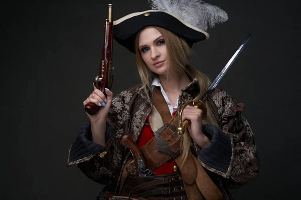 Mulher buccaneer vestida com terno de pirata e chapéu — Fotografia de Stock