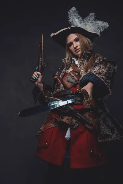 Mulher pirata elegante com tricorn segurando arma e sabre — Fotografia de Stock