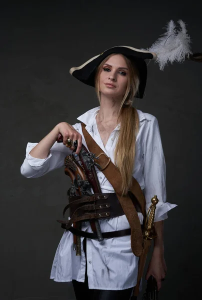 Mujer elegante corsario posando con pistolas en el interior del estudio — Foto de Stock