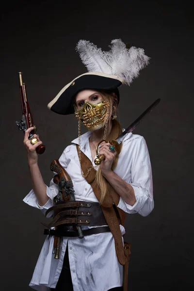 Женщина-буканьер в маске на тёмном фоне — стоковое фото