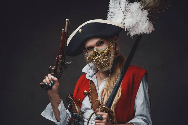 Kvinna med pistol bär röd rock och skalle mask — Stockfoto