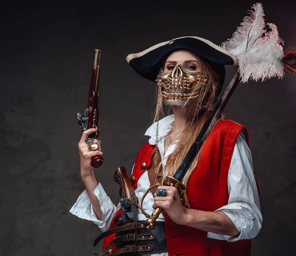 Жіноча модель в піратському костюмі з шаблею і пістолетом — стокове фото