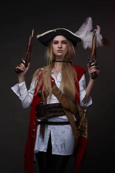 Mulher caribenha buccaneer com pistolas flintlock dupla — Fotografia de Stock