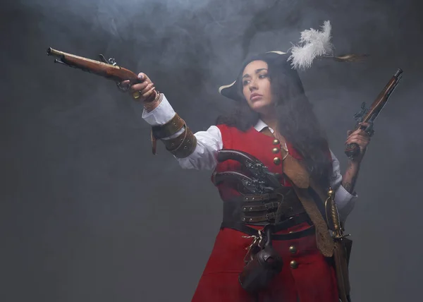 Mujer caribeña bucanera posando con armas en la niebla —  Fotos de Stock