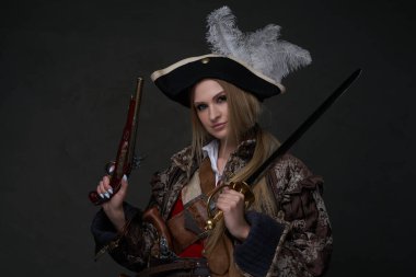 Korsair giysili, silahlı bir kadın model.